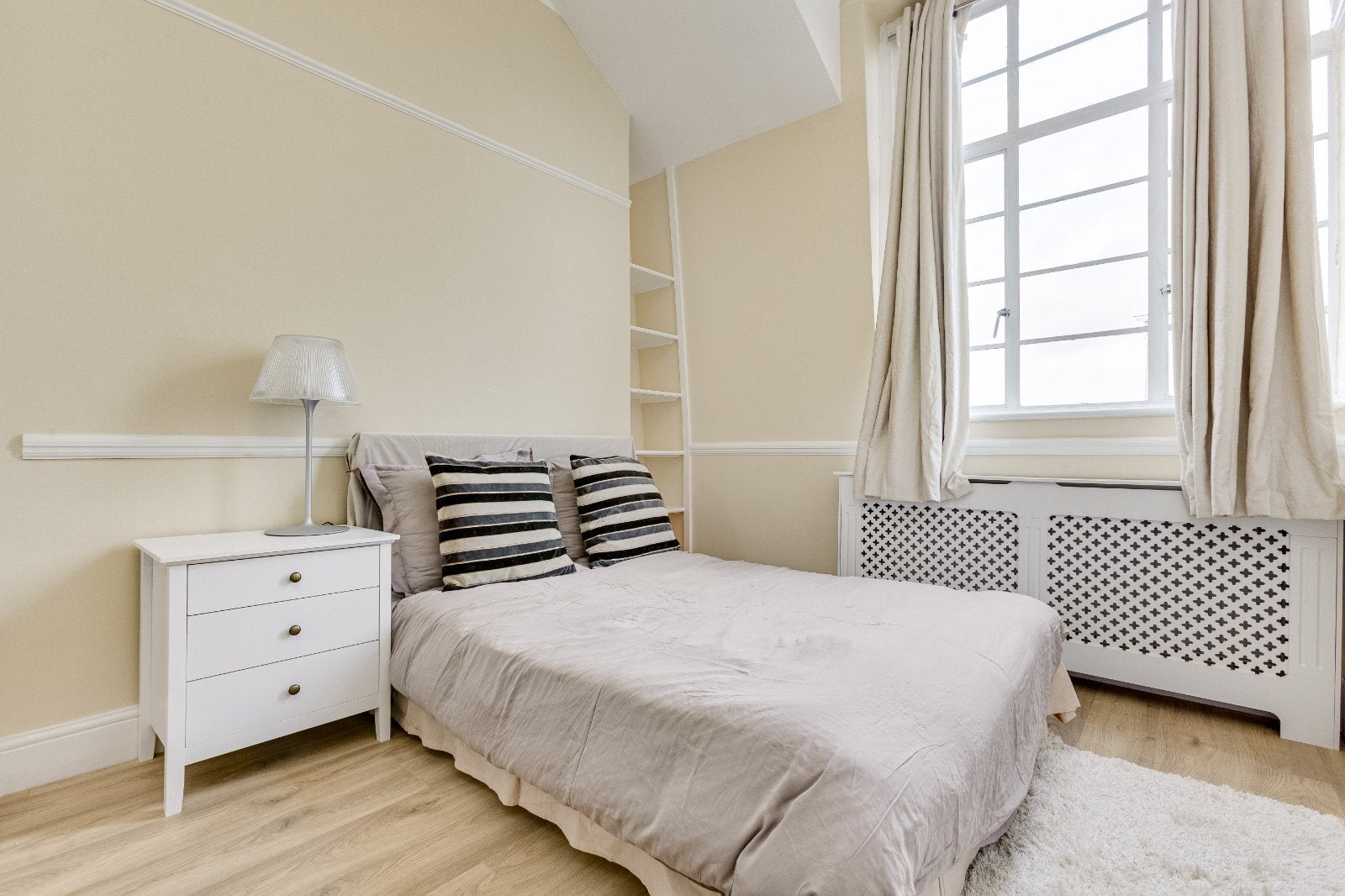 Flat Jubilee Place in Greater London