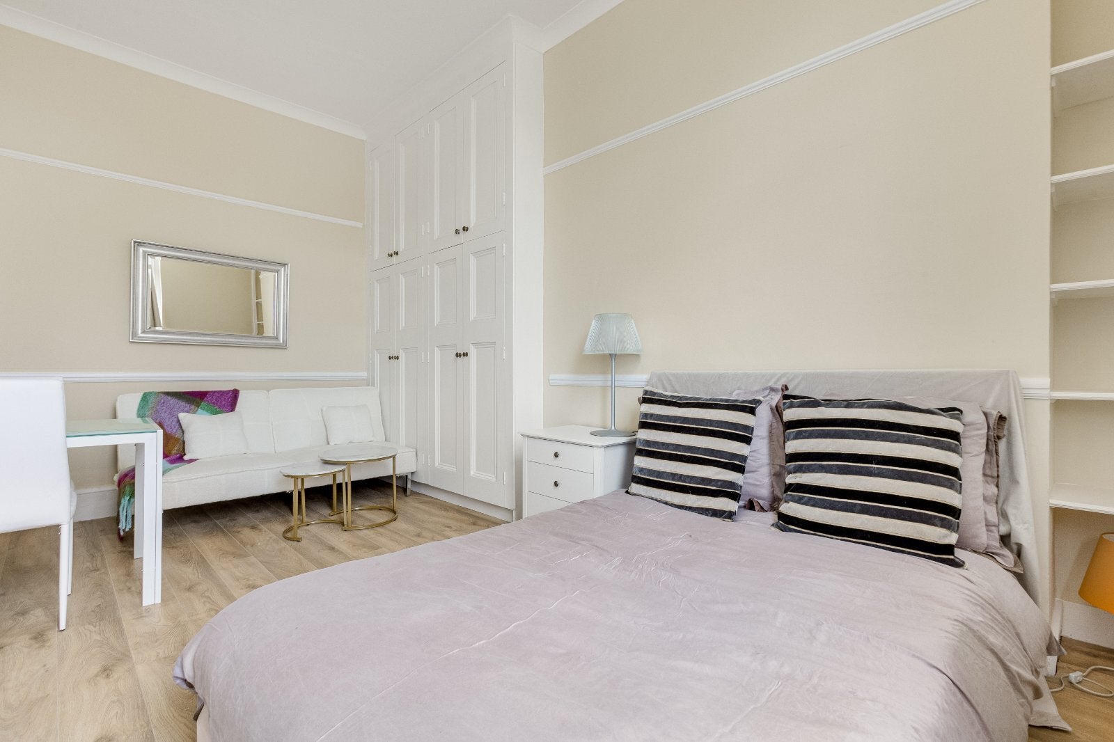 Flat Jubilee Place in Greater London