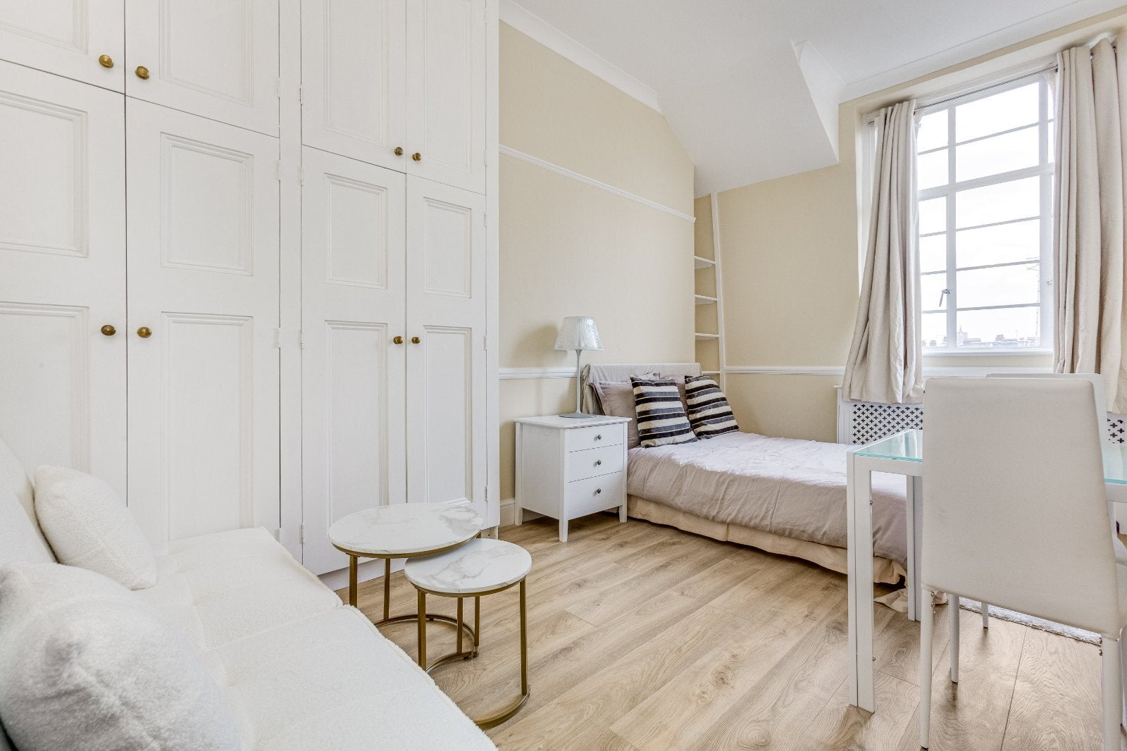 Flat Jubilee Place in Greater London