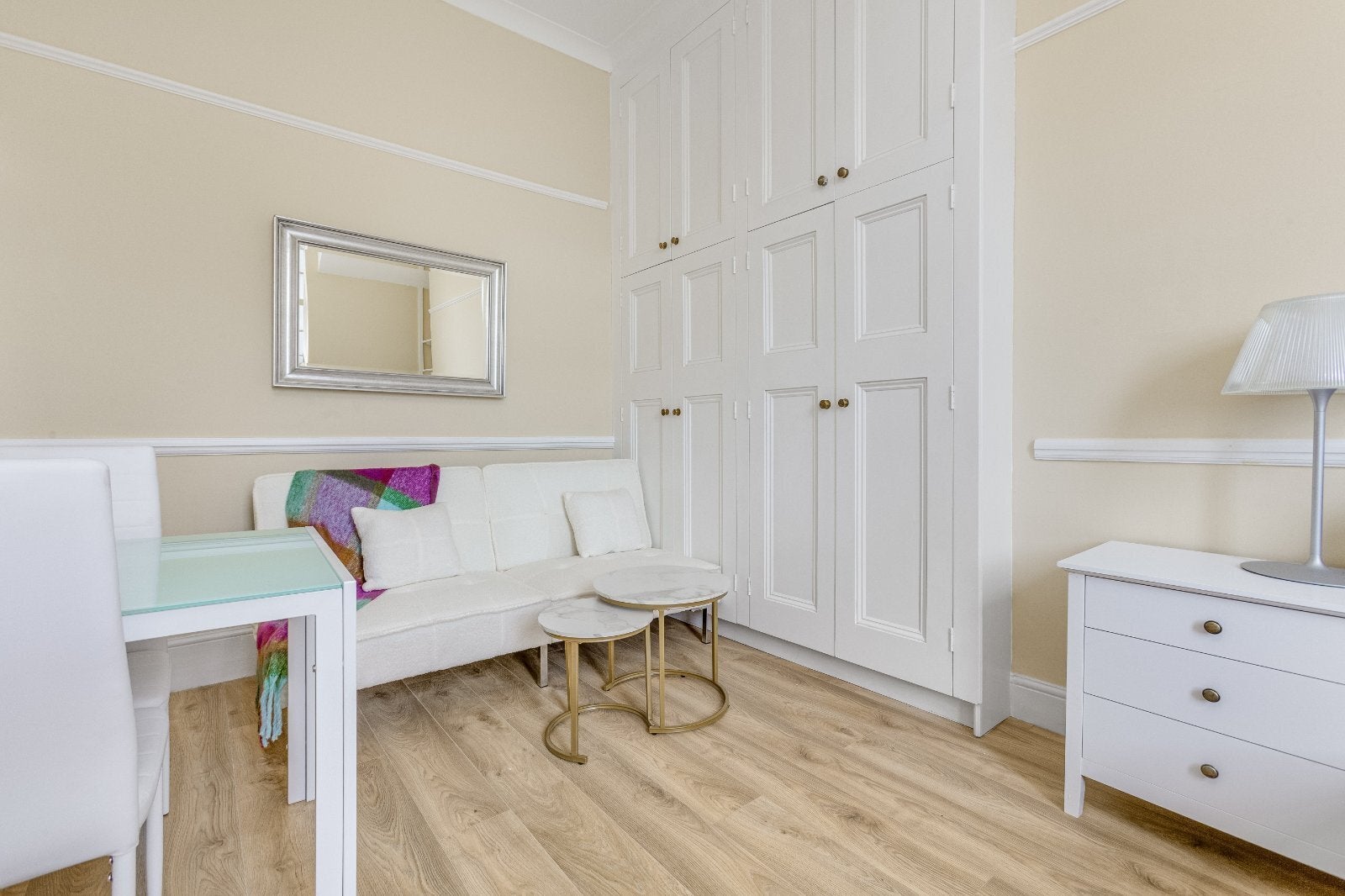 Flat Jubilee Place in Greater London