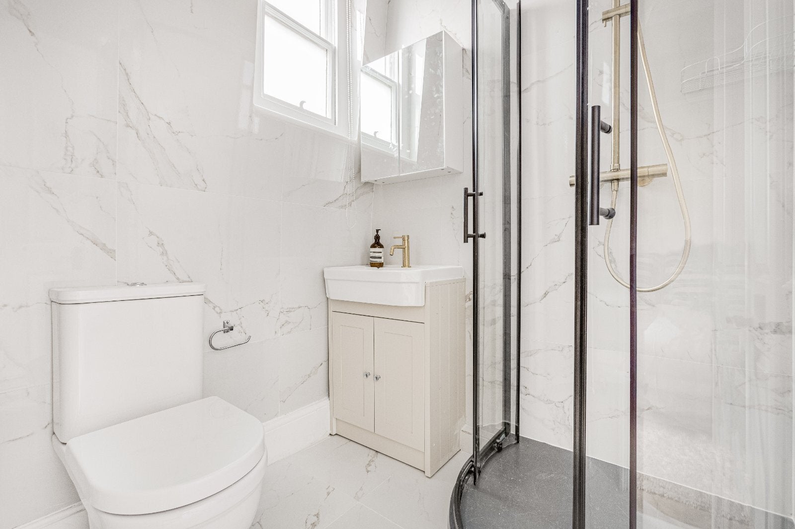 Flat Jubilee Place in Greater London