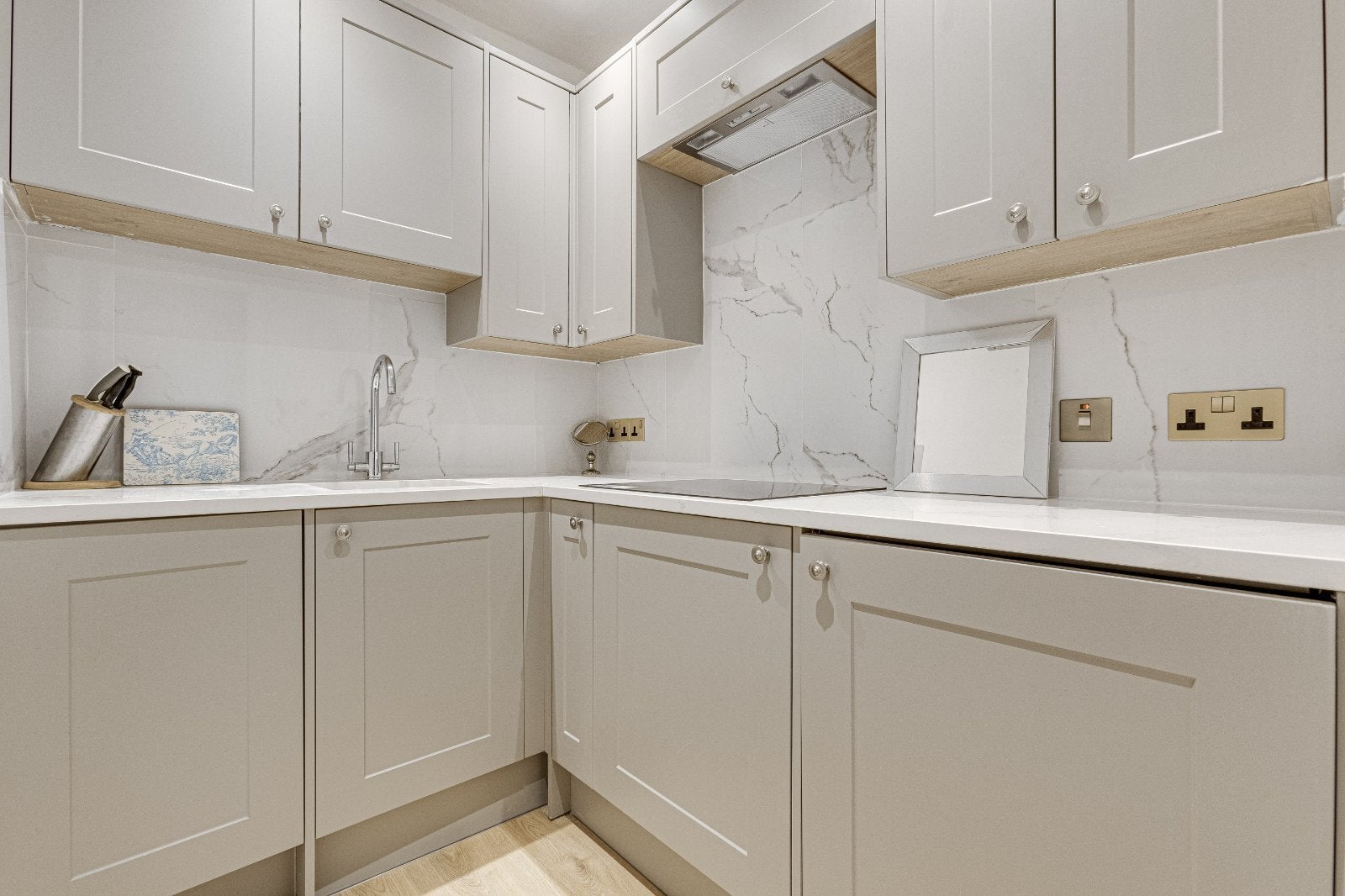Flat Jubilee Place in Greater London