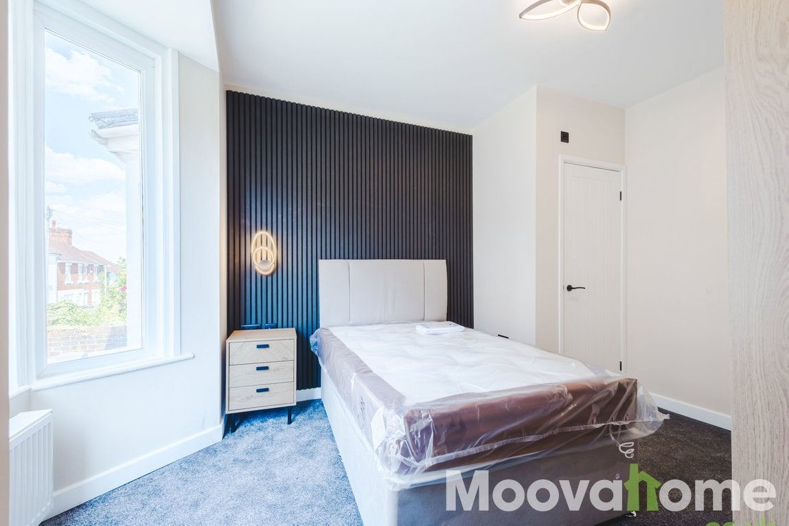 Room Dixon Street in Swindon