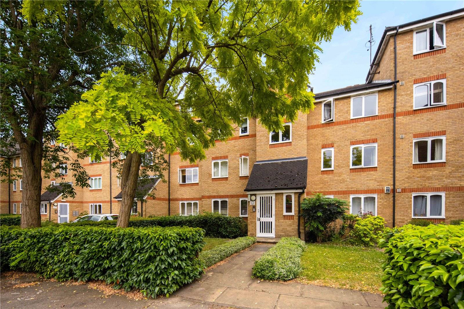 Flat Telegraph Place in Greater London