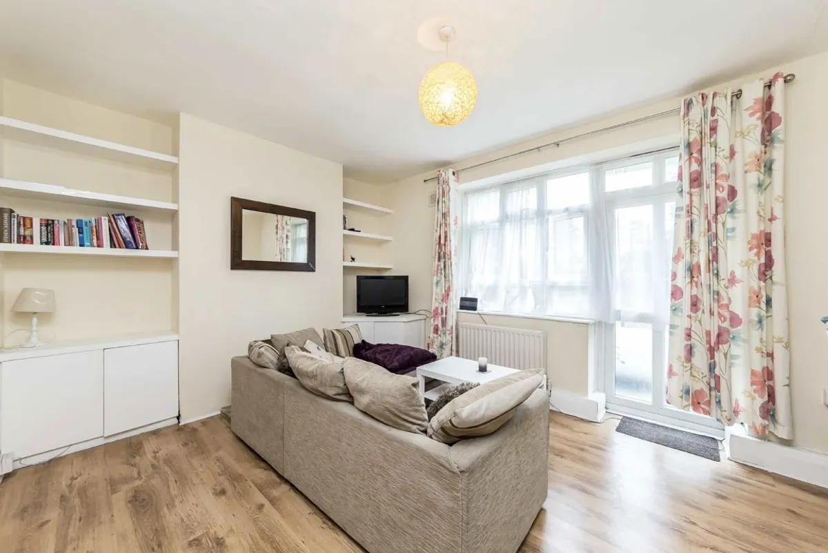 Flat Mitcham Lane in Greater London
