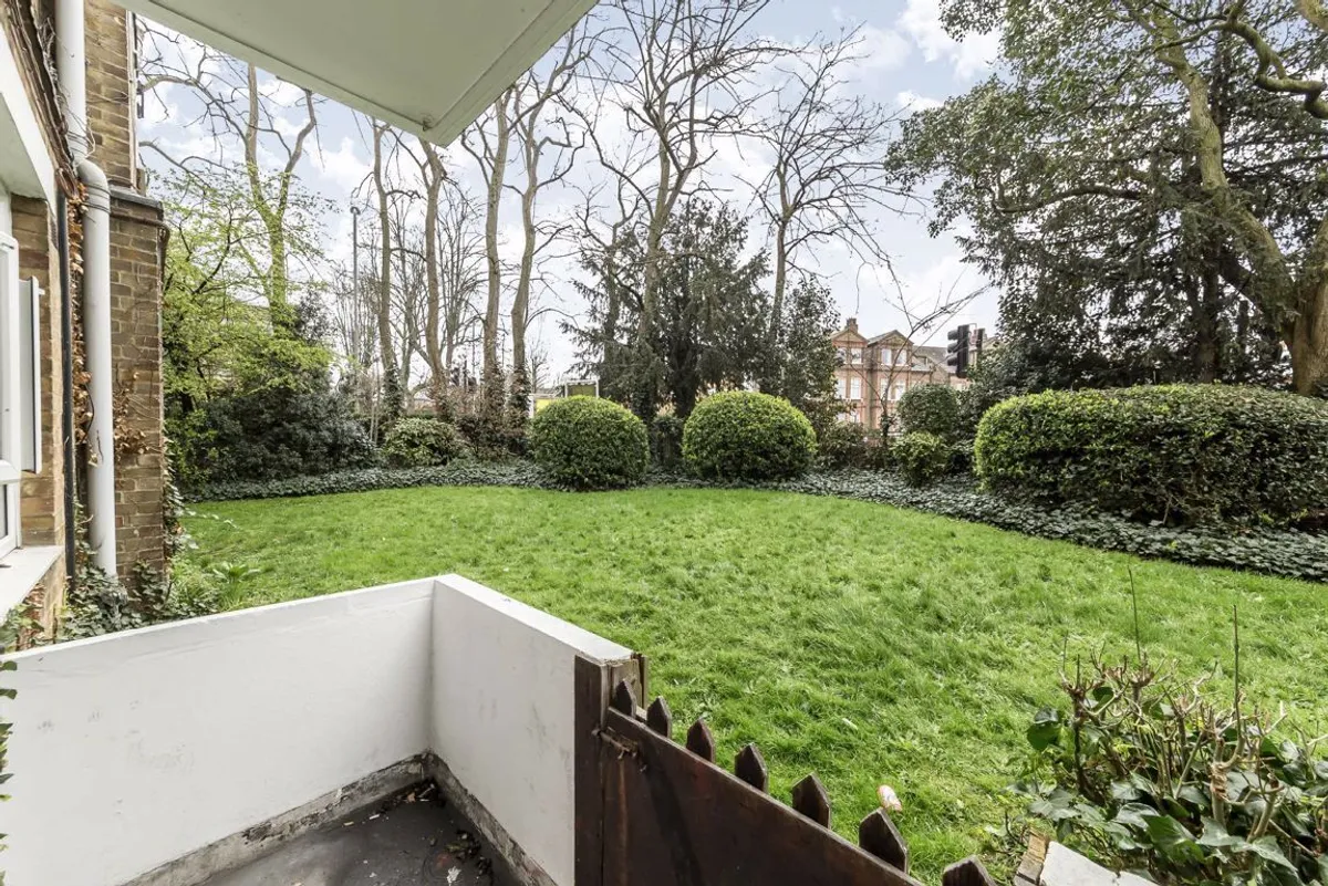 Flat Mitcham Lane in Greater London