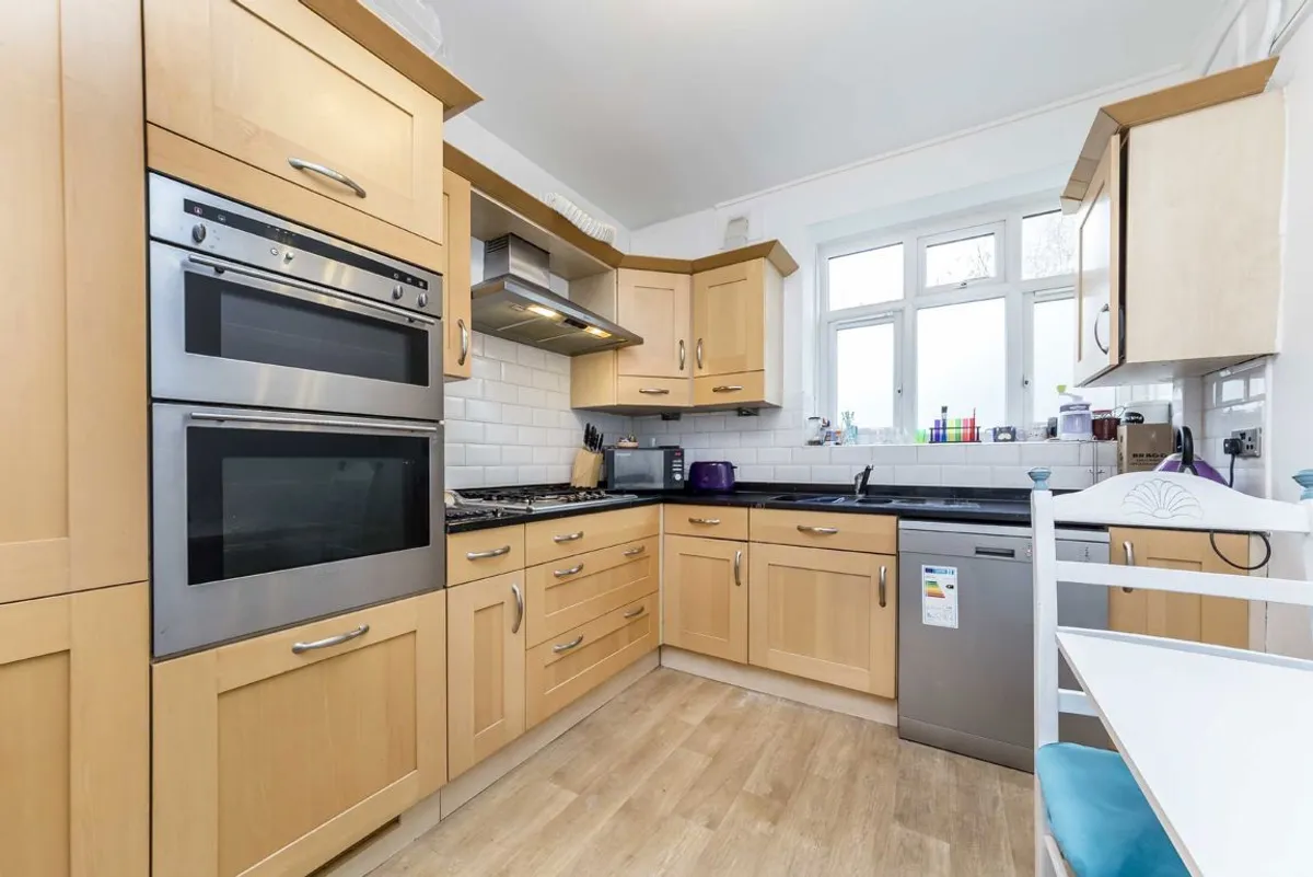 Flat Mitcham Lane in Greater London