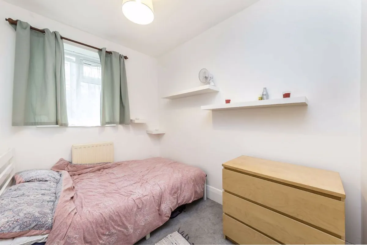 Flat Mitcham Lane in Greater London