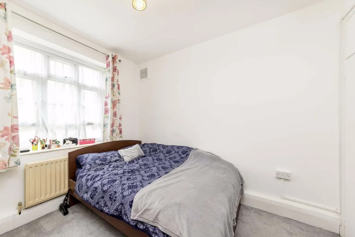 Flat Mitcham Lane in Greater London