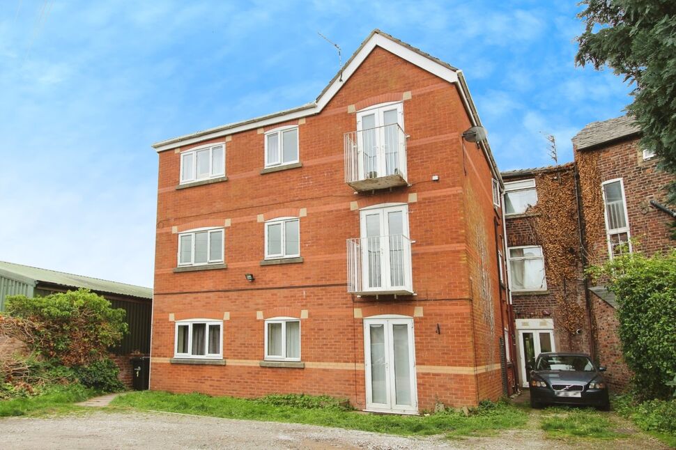 Flat Longacre Street in Macclesfield