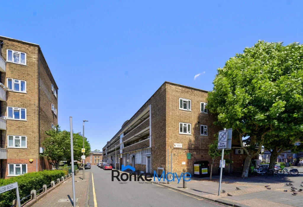 Flat Caistor Road in Greater London