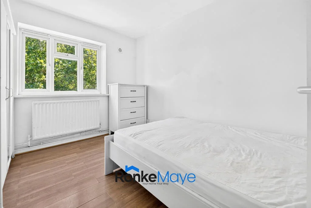 Flat Caistor Road in Greater London