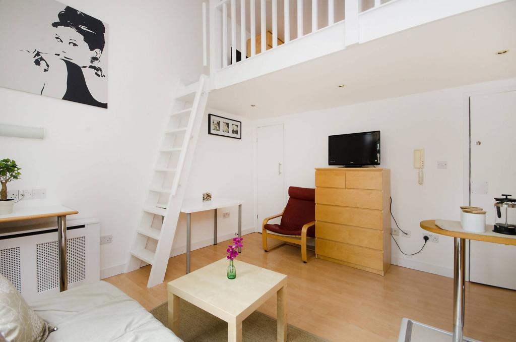 Flat Penywern Road in Greater London