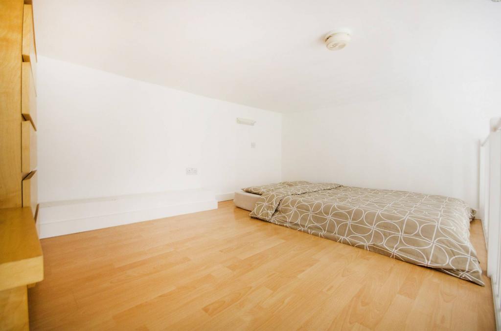 Flat Penywern Road in Greater London