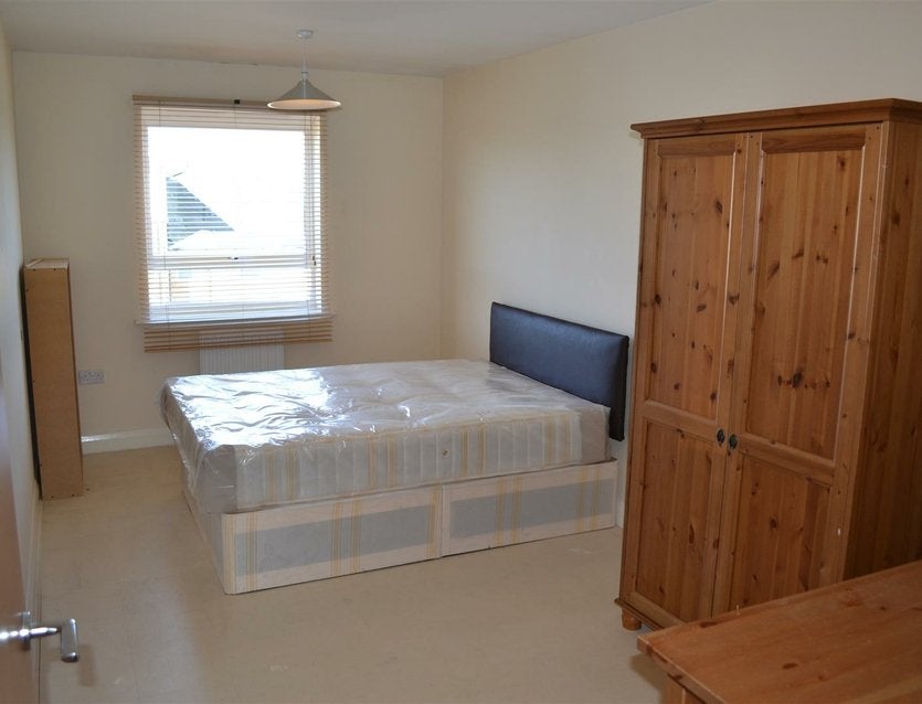 Flat Admiralty Close in Greater London
