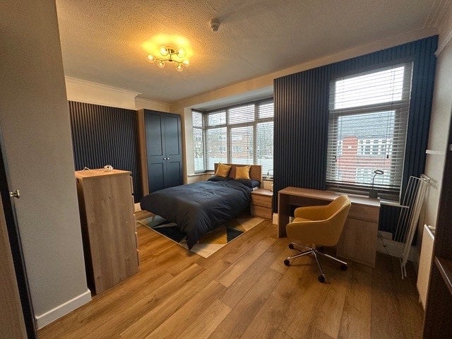 Room Milton Grove in Manchester