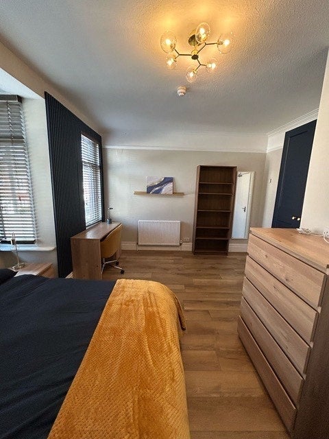 Room Milton Grove in Manchester