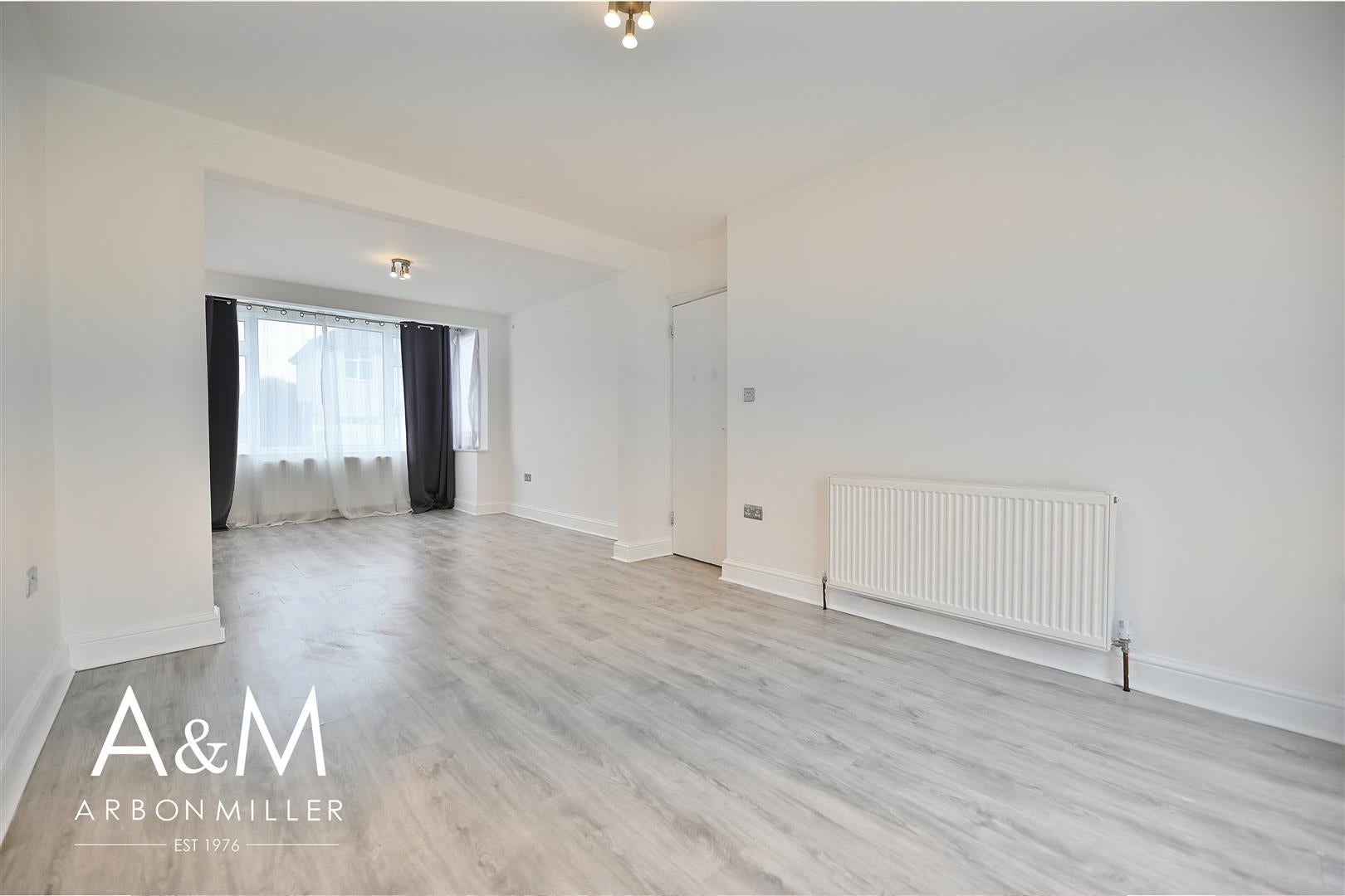 Room Tiptree Crescent in London