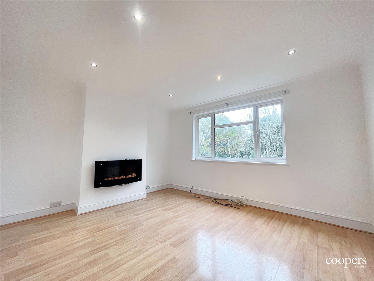Flat Valley Close in Greater London