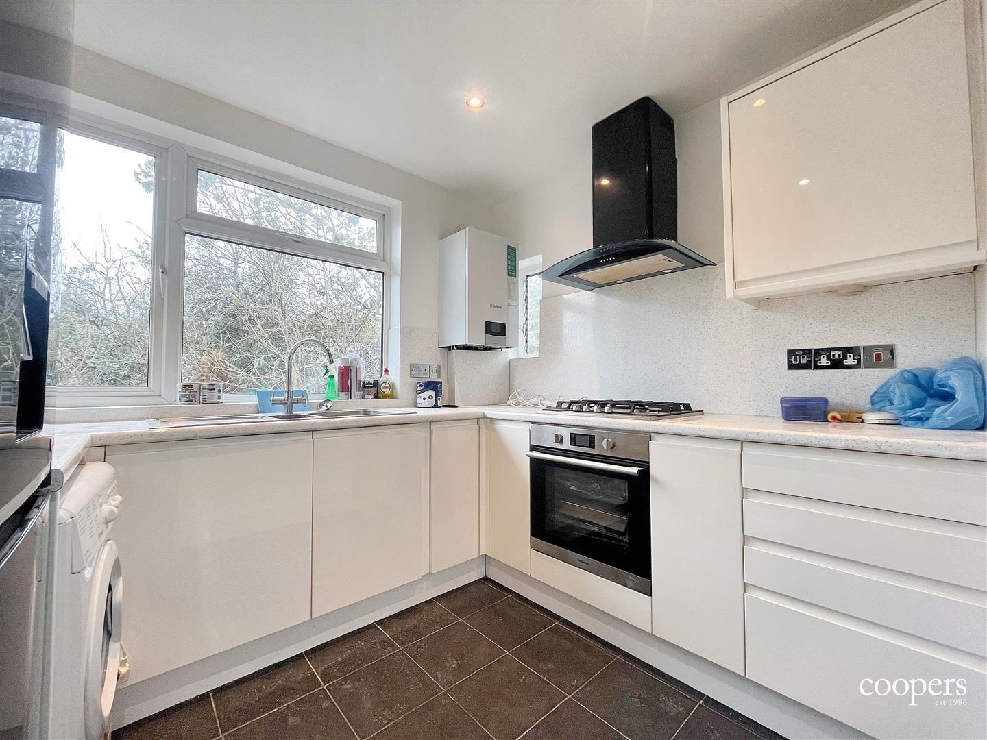 Flat Valley Close in Greater London