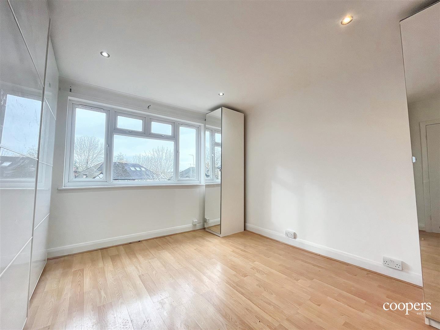 Flat Valley Close in Greater London