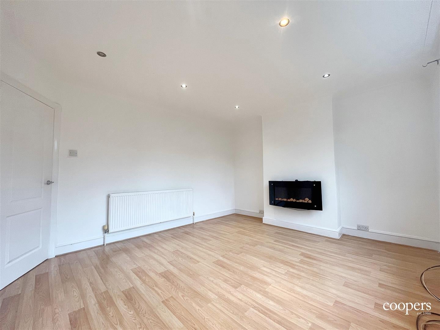 Flat Valley Close in Greater London
