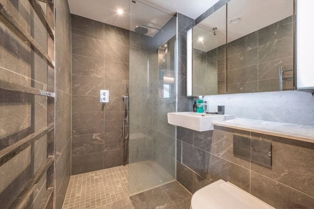 Flat Malthouse Road in Greater London