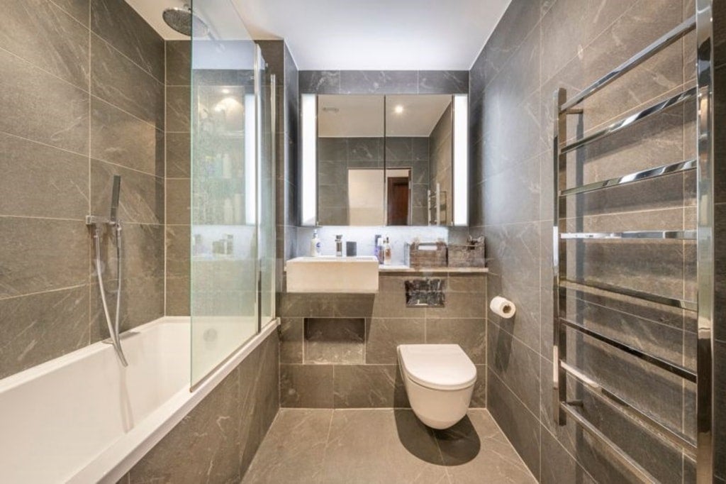 Flat Malthouse Road in Greater London