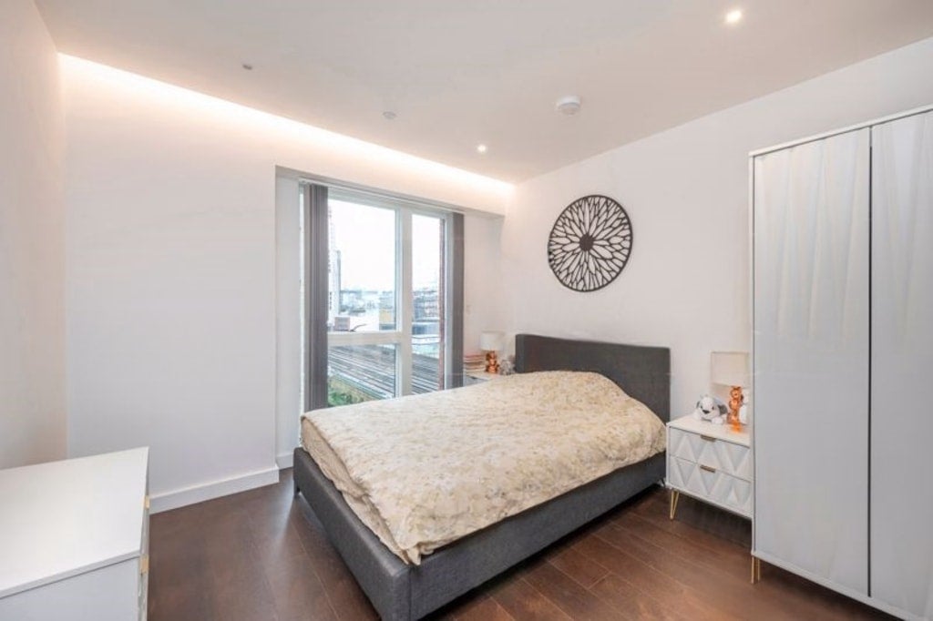 Flat Malthouse Road in Greater London