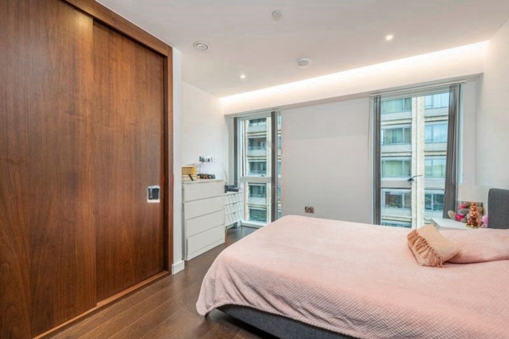 Flat Malthouse Road in Greater London