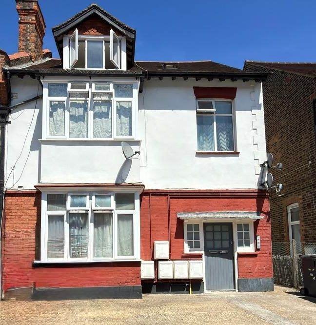Flat Norbury Crescent in Greater London