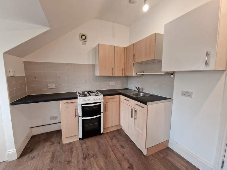 Flat Norbury Crescent in Greater London