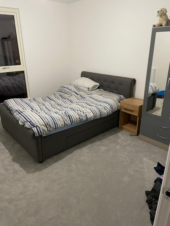 Flat Shearwater Drive in Greater London