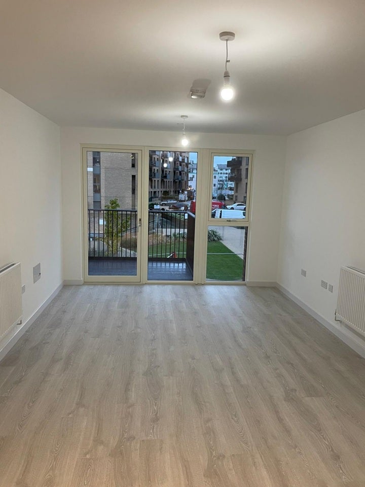 Flat Shearwater Drive in Greater London