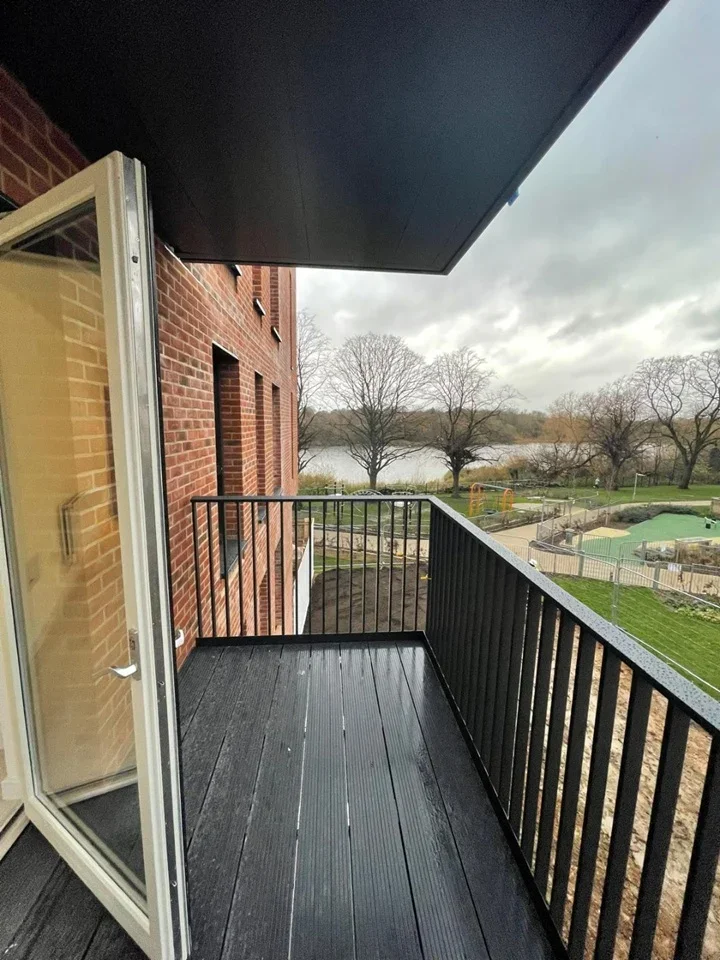 Flat Shearwater Drive in Greater London
