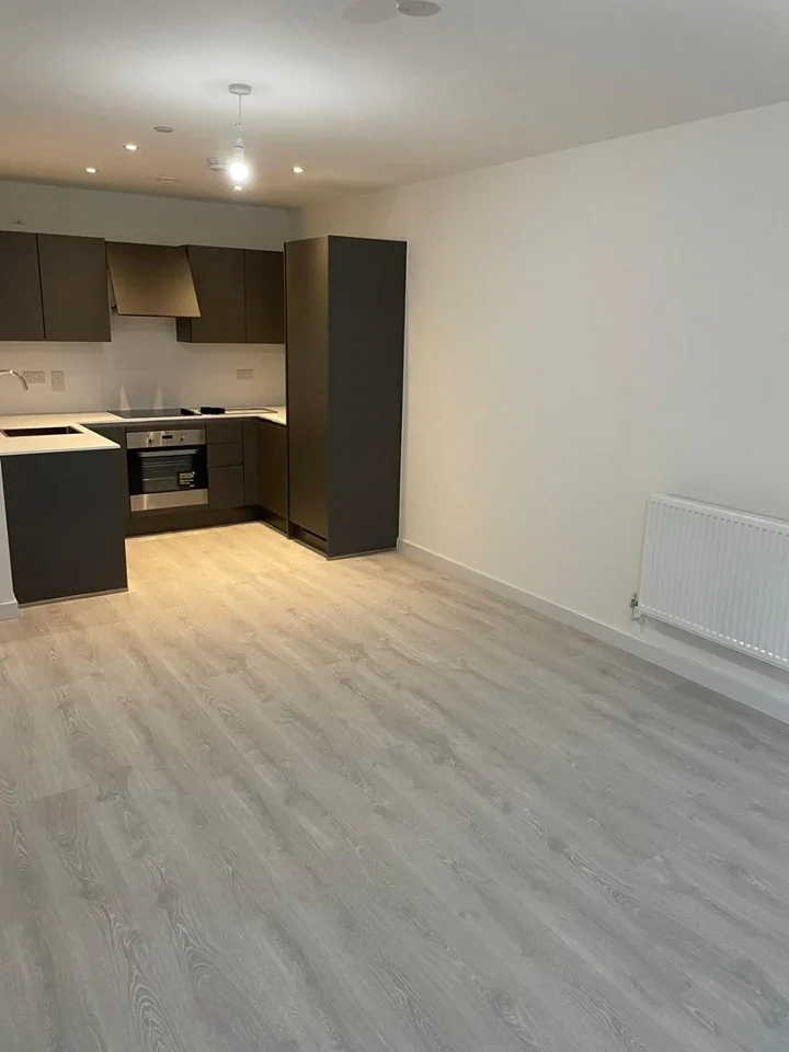 Flat Shearwater Drive in Greater London