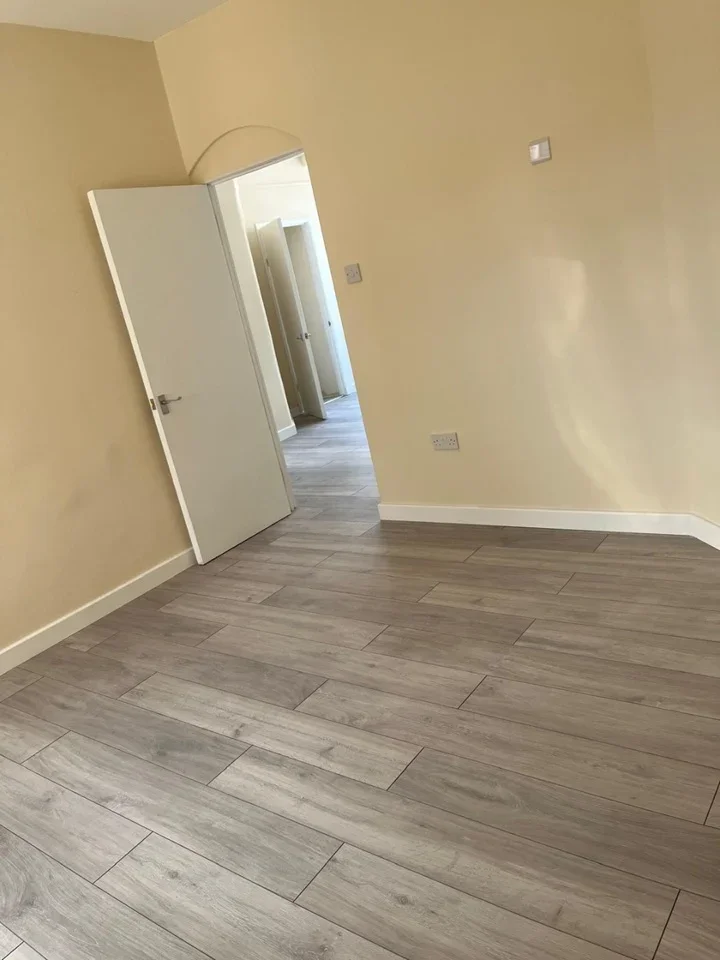 Flat Bell Lane in Greater London