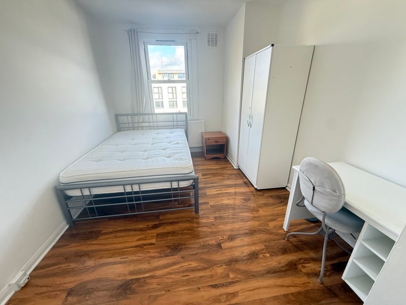Flat Lewisham Way in Greater London
