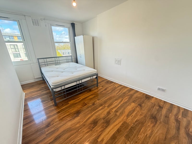 Flat Lewisham Way in Greater London