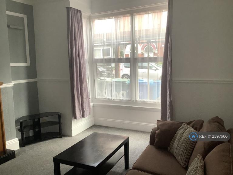 Flat Windsor Crescent in Bridlington