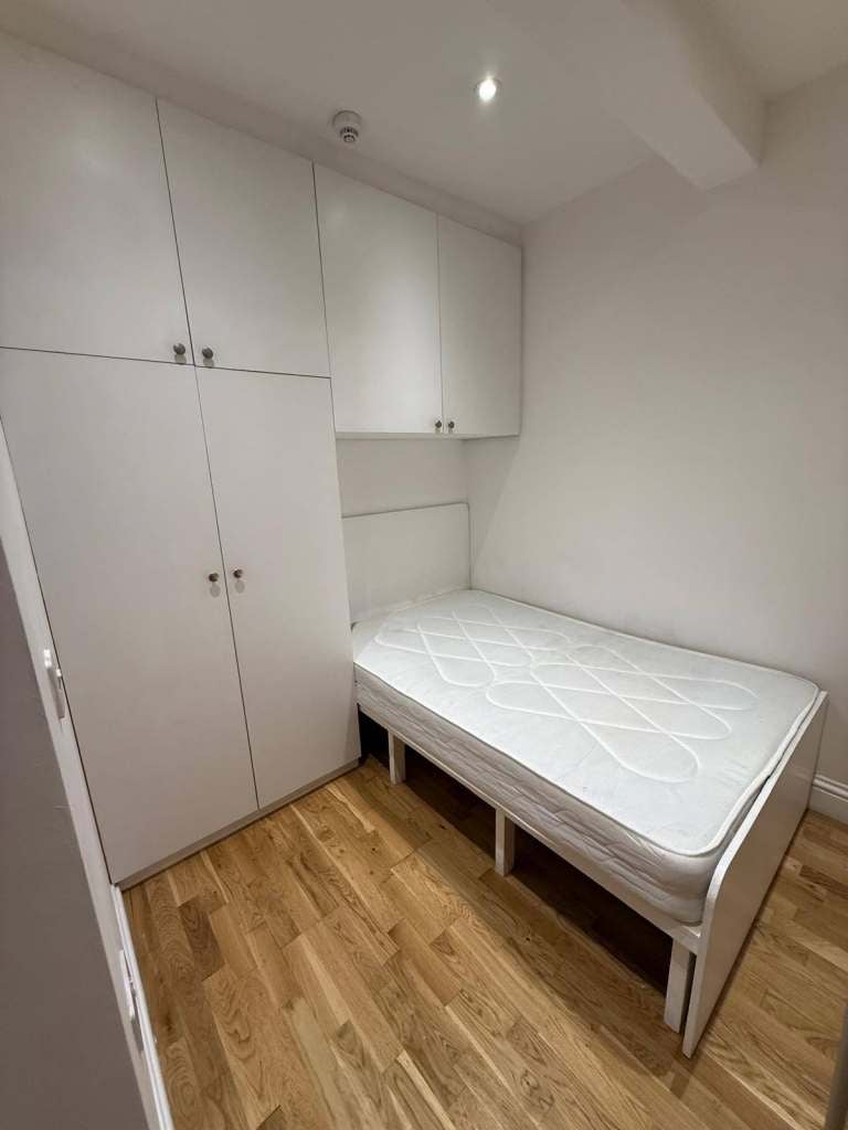 Room Holland Road in Greater London
