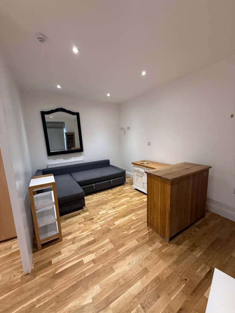 Room Holland Road in Greater London