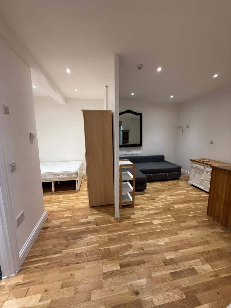 Room Holland Road in Greater London