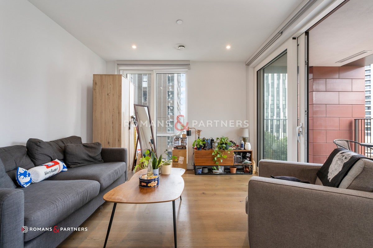 Flat Sayer Street in Greater London