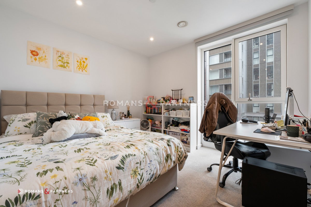 Flat Sayer Street in Greater London
