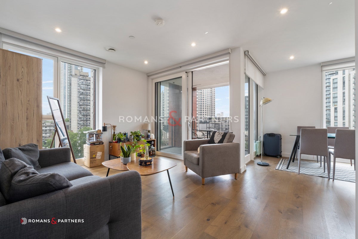 Flat Sayer Street in Greater London
