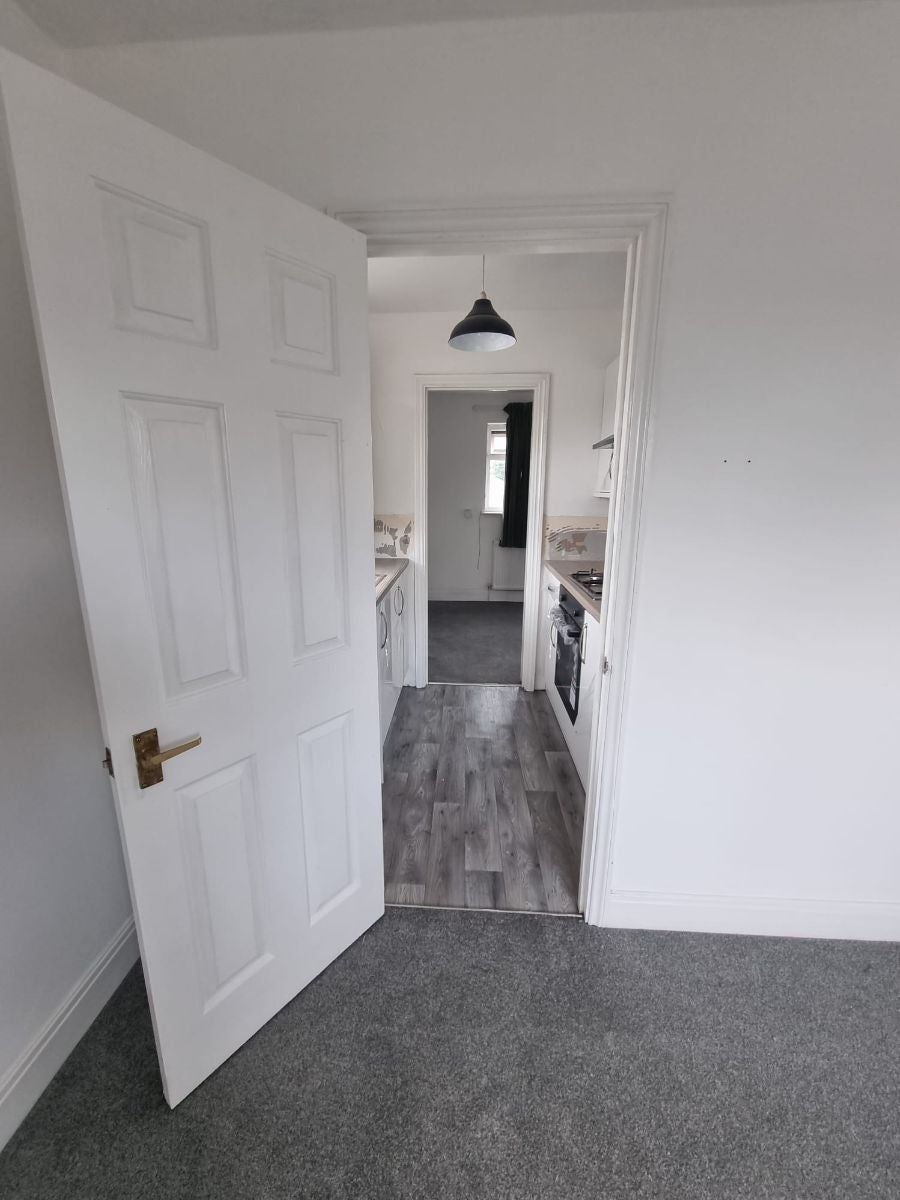 Flat Swaylands Road in Greater London