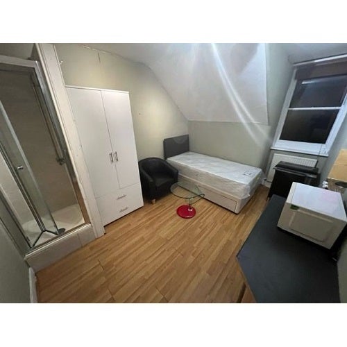 Room Glazbury Road in Greater London
