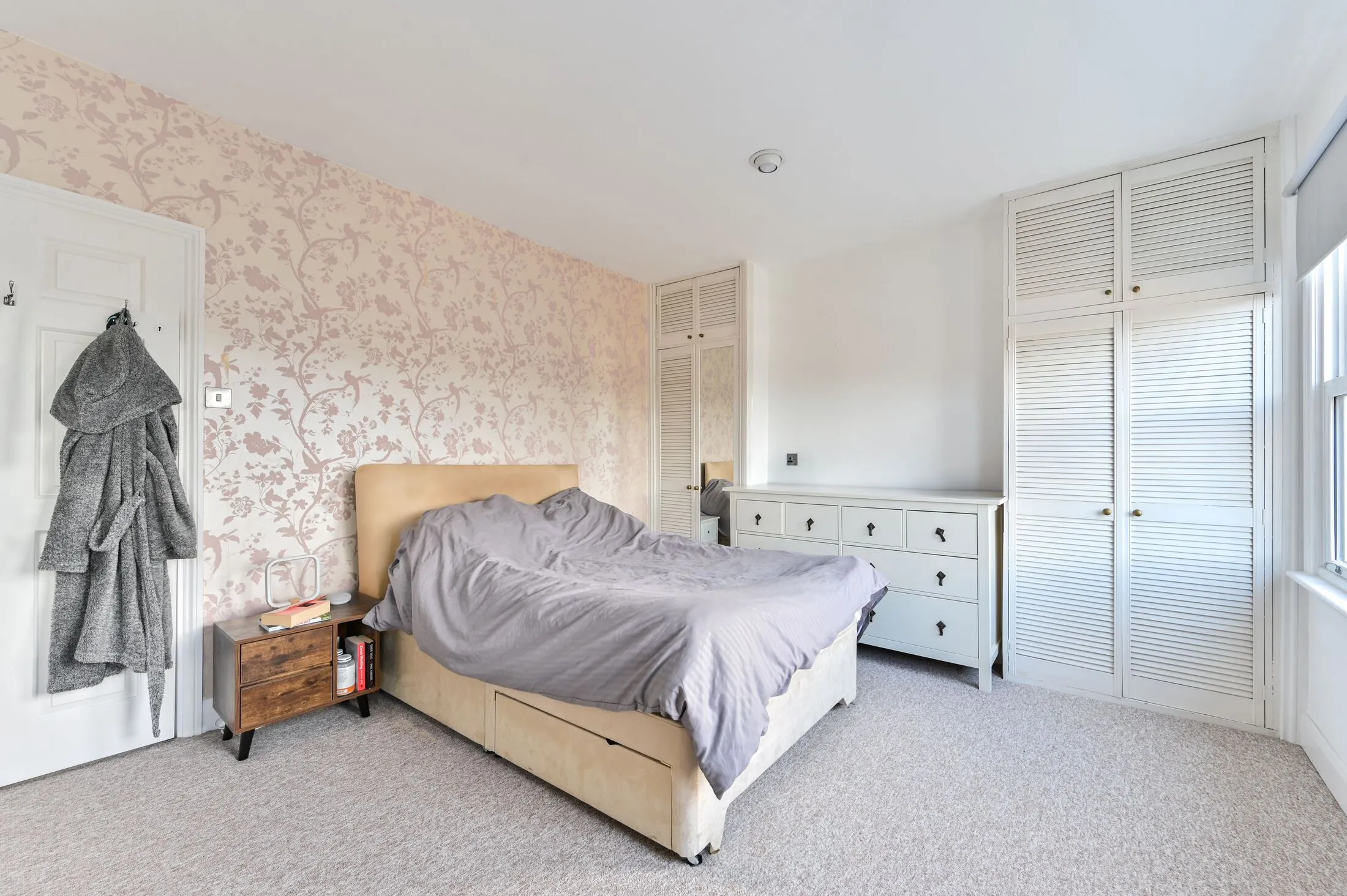 Flat Hafer Road in Greater London
