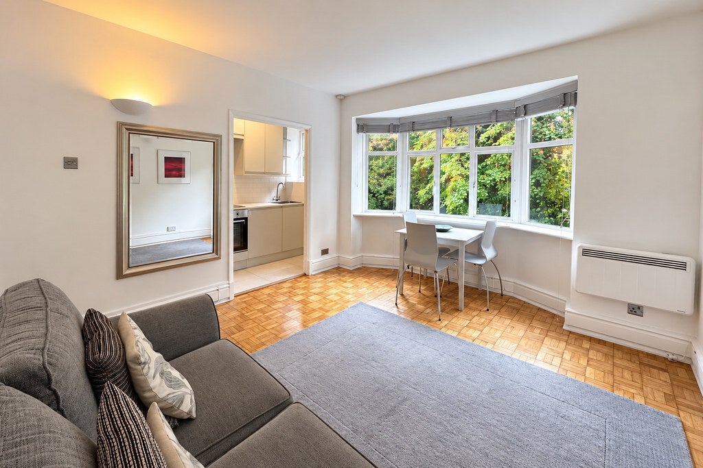 Flat Parkland Gardens in Greater London